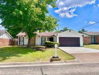 926 W Embercrest Drive, Arlington, TX 76017