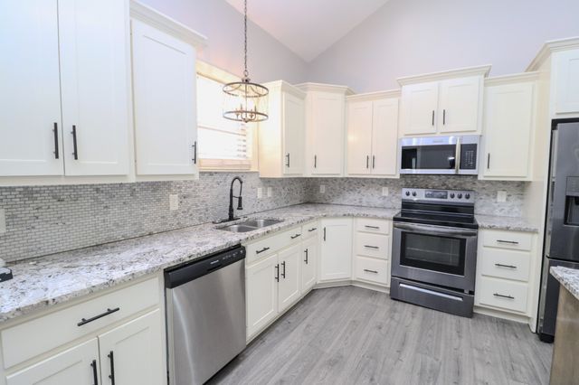 450 Bridle Path Ln, Hartsville, TN 37074