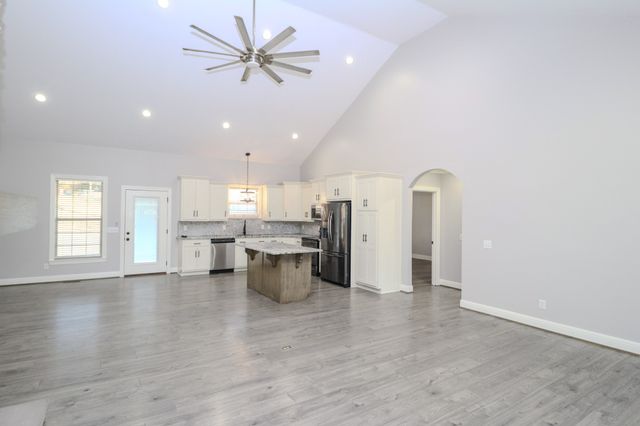 450 Bridle Path Ln, Hartsville, TN 37074