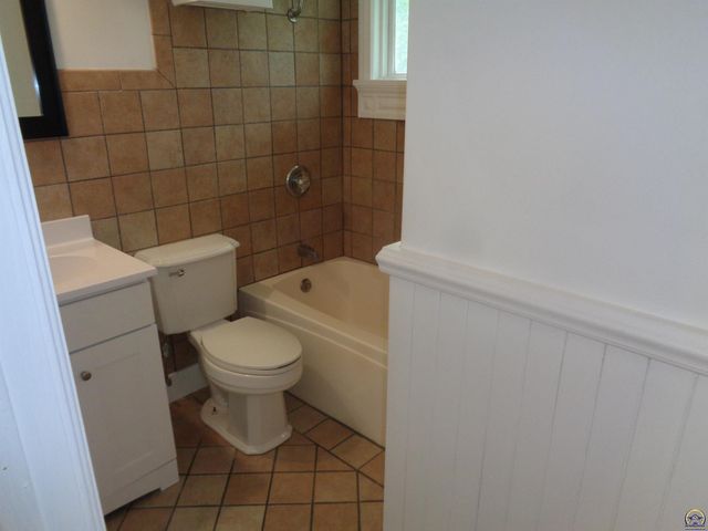 3633 SW 38th TER, Topeka, KS 66610