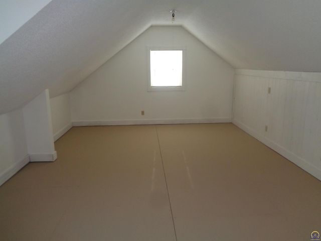 3633 SW 38th TER, Topeka, KS 66610