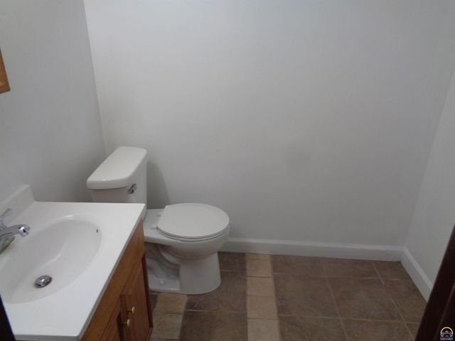 3633 SW 38th TER, Topeka, KS 66610