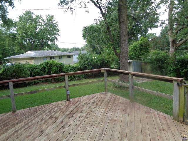 3633 SW 38th TER, Topeka, KS 66610