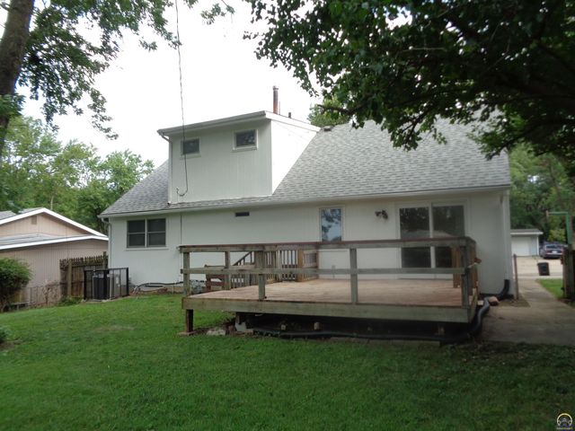 3633 SW 38th TER, Topeka, KS 66610