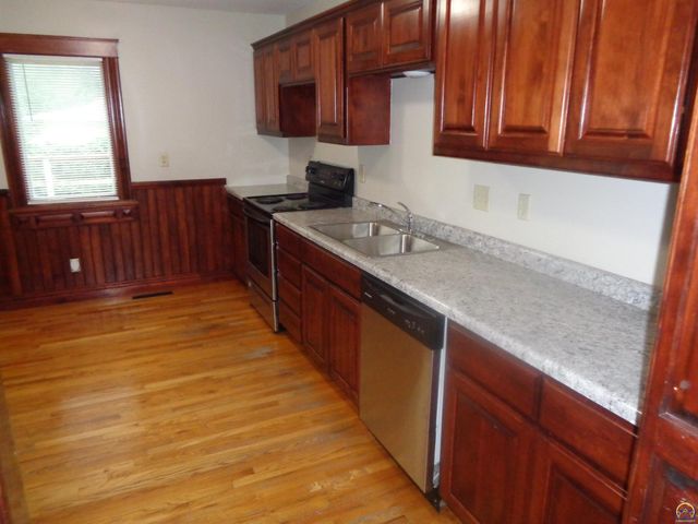 3633 SW 38th TER, Topeka, KS 66610