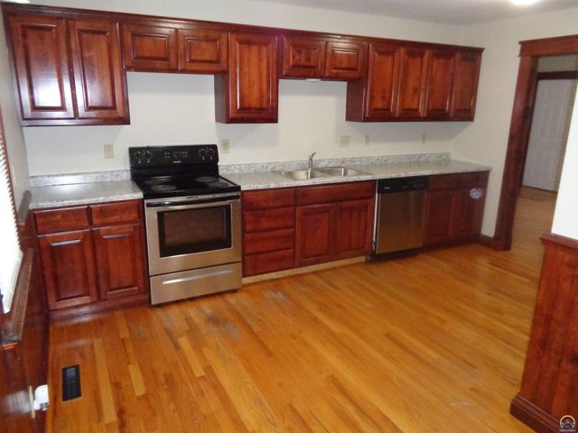 3633 SW 38th TER, Topeka, KS 66610