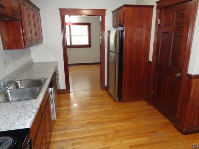 3633 SW 38th TER, Topeka, KS 66610