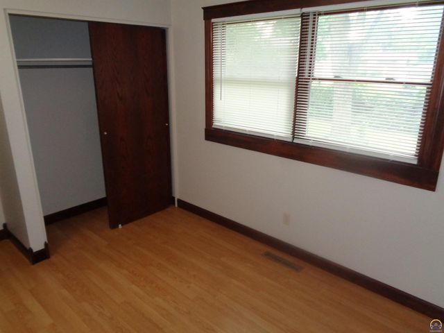 3633 SW 38th TER, Topeka, KS 66610