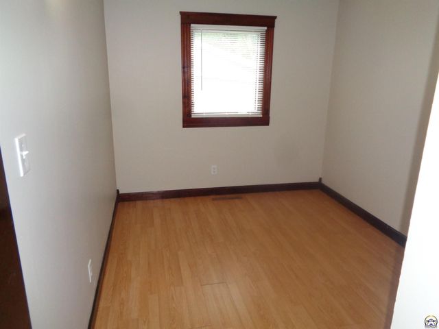 3633 SW 38th TER, Topeka, KS 66610