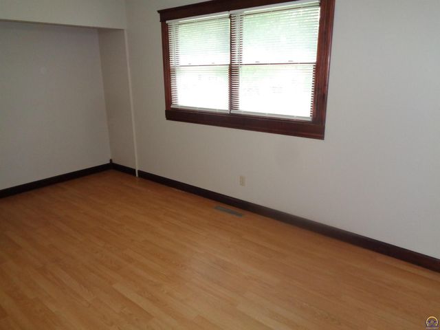 3633 SW 38th TER, Topeka, KS 66610