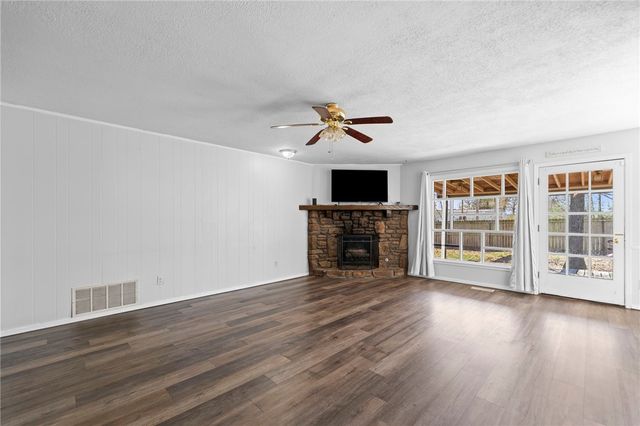 2212 W Tulsa Street, Siloam Springs, AR 72761