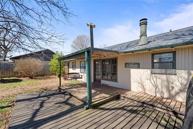 2212 W Tulsa Street, Siloam Springs, AR 72761