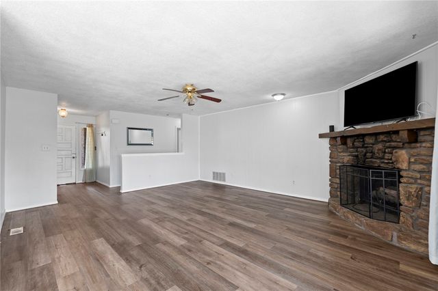 2212 W Tulsa Street, Siloam Springs, AR 72761