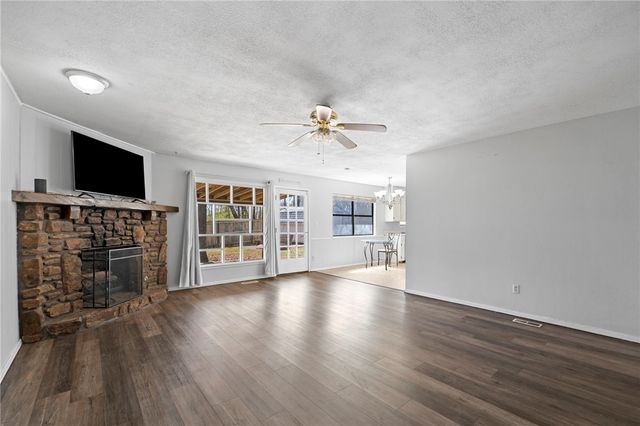 2212 W Tulsa Street, Siloam Springs, AR 72761