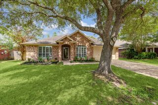 1034 S Wellsford Drive, Pearland, TX 77584
