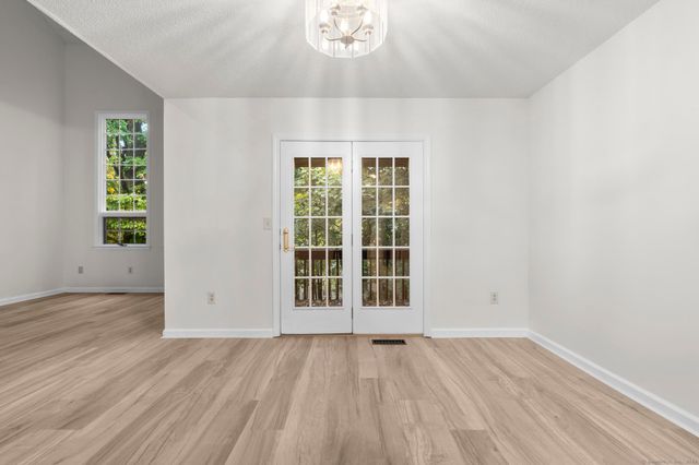 98 Crown Ridge, Newington, CT 06111