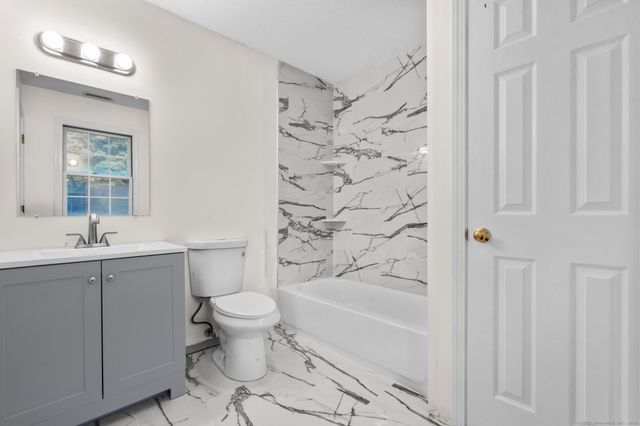 98 Crown Ridge, Newington, CT 06111