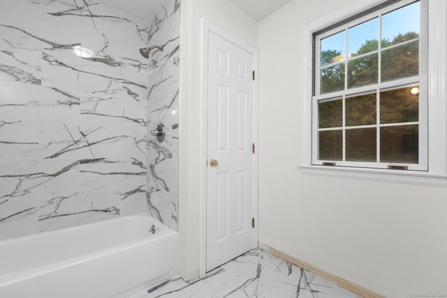 98 Crown Ridge, Newington, CT 06111