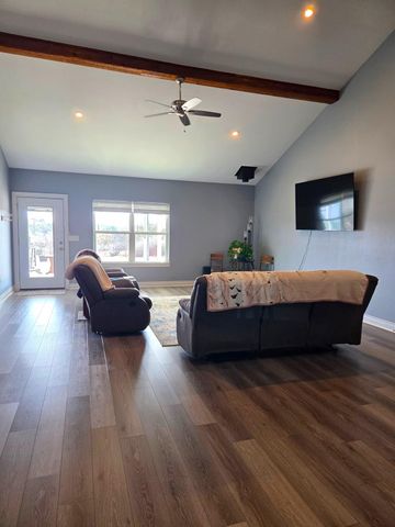 202 Rio Llano Dr W, Llano, TX 78643