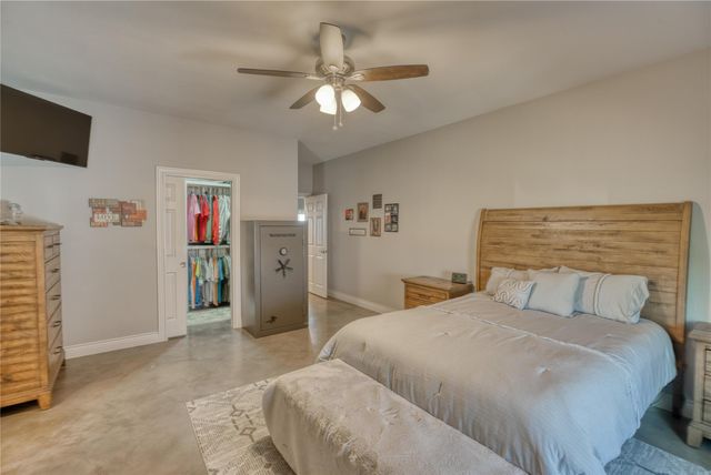 202 Rio Llano Dr W, Llano, TX 78643