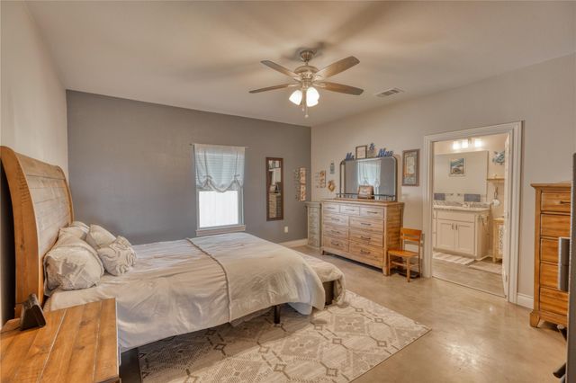 202 Rio Llano Dr W, Llano, TX 78643