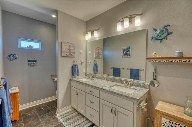 202 Rio Llano Dr W, Llano, TX 78643