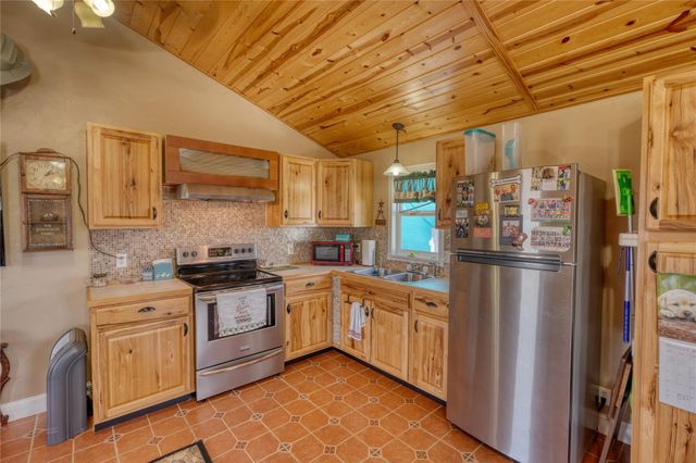 202 Rio Llano Dr W, Llano, TX 78643