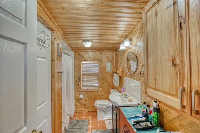 202 Rio Llano Dr W, Llano, TX 78643