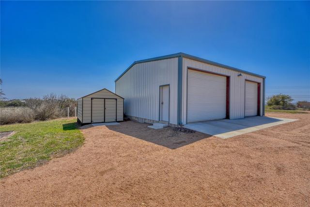 202 Rio Llano Dr W, Llano, TX 78643
