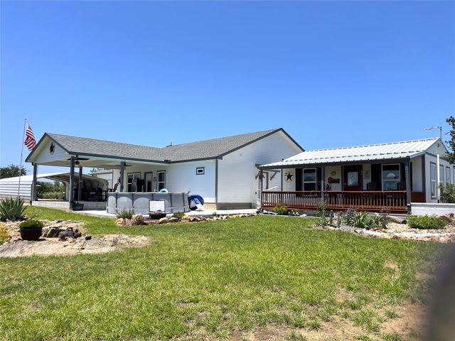 202 Rio Llano Dr W, Llano, TX 78643