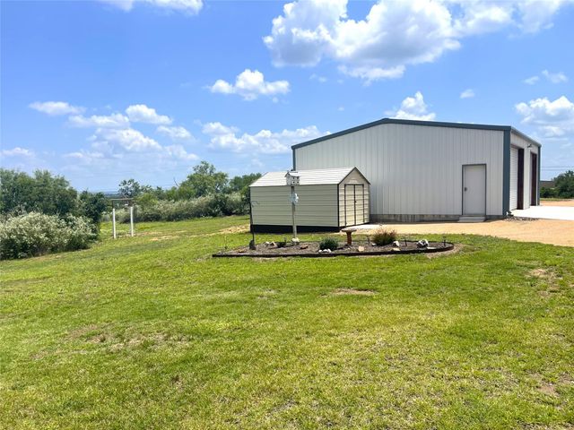 202 Rio Llano Dr W, Llano, TX 78643