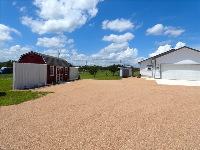 202 Rio Llano Dr W, Llano, TX 78643