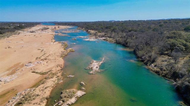 202 Rio Llano Dr W, Llano, TX 78643