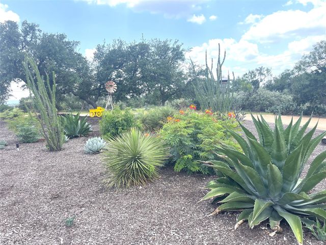 202 Rio Llano Dr W, Llano, TX 78643