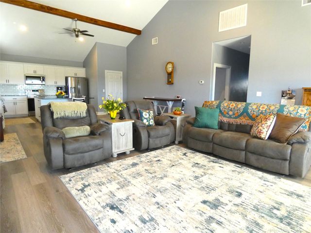 202 Rio Llano Dr W, Llano, TX 78643