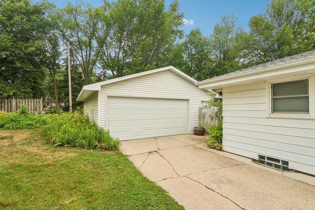 1517 Meadow COURT, Port Washington, WI 53074