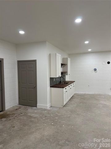 1295 N Main Avenue, Newton, NC 28658