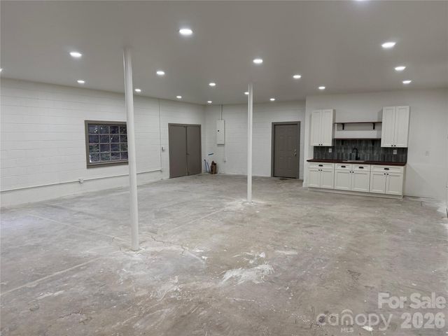 1295 N Main Avenue, Newton, NC 28658