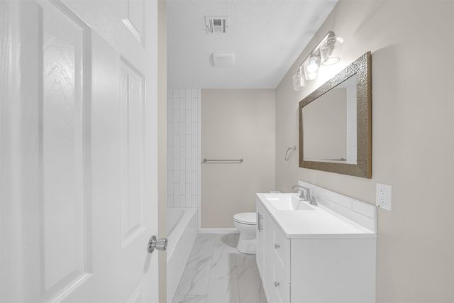 583 W 1st St, Valley Center, KS 67147