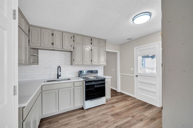 583 W 1st St, Valley Center, KS 67147