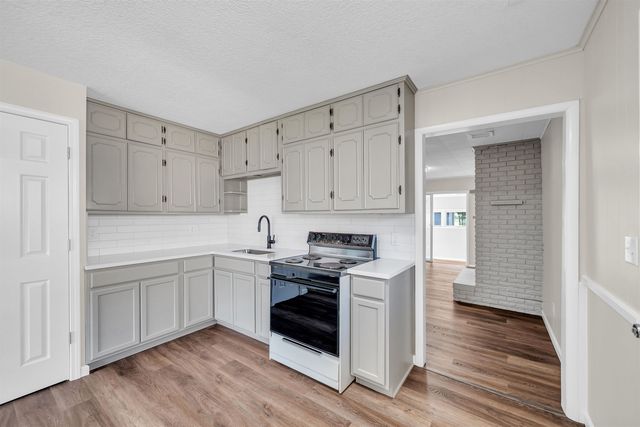 583 W 1st St, Valley Center, KS 67147