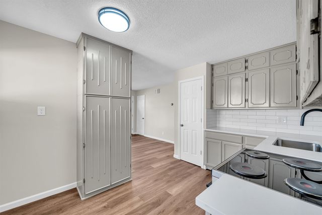 583 W 1st St, Valley Center, KS 67147