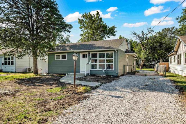 583 W 1st St, Valley Center, KS 67147