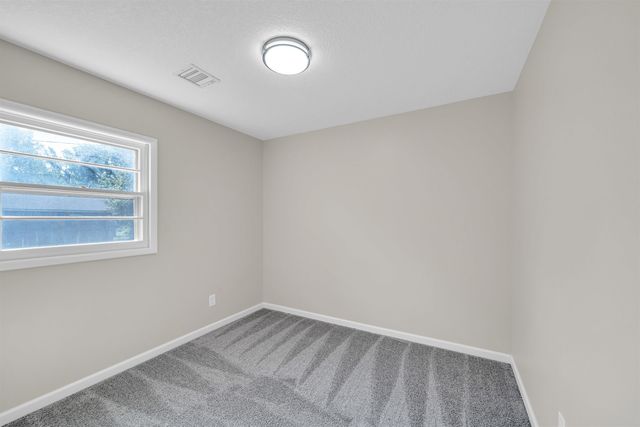 583 W 1st St, Valley Center, KS 67147