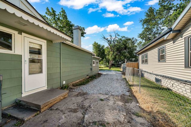 583 W 1st St, Valley Center, KS 67147