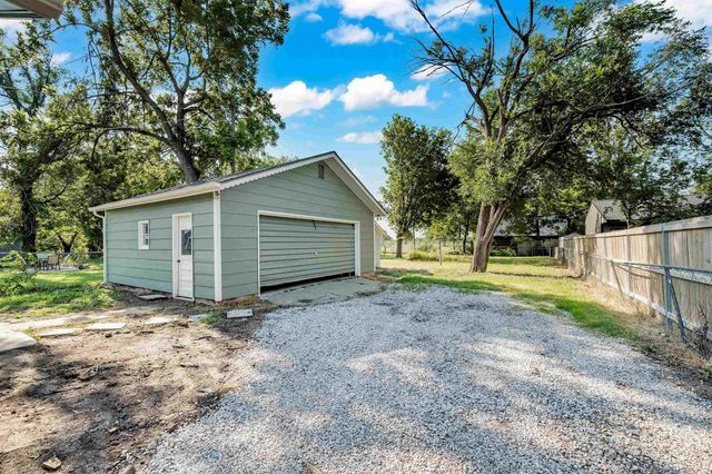 583 W 1st St, Valley Center, KS 67147