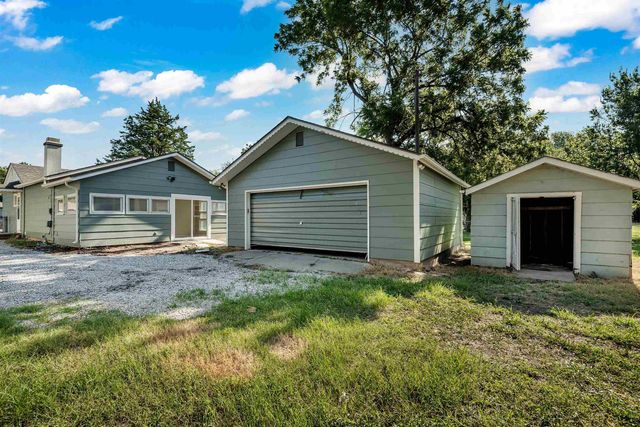583 W 1st St, Valley Center, KS 67147