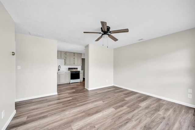 583 W 1st St, Valley Center, KS 67147