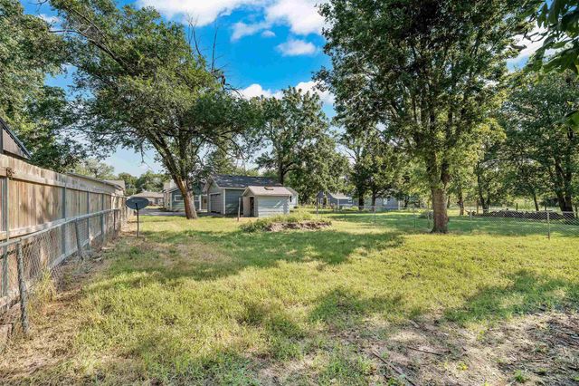 583 W 1st St, Valley Center, KS 67147