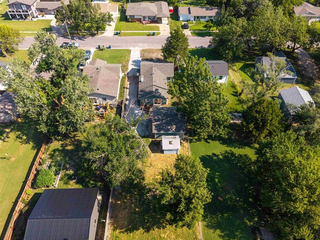 583 W 1st St, Valley Center, KS 67147